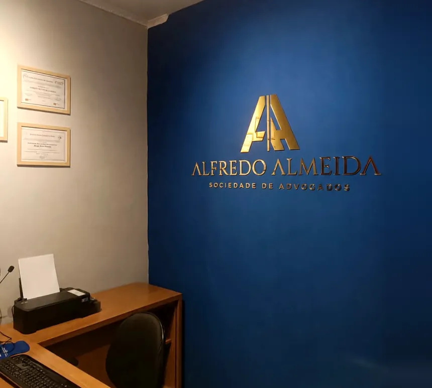Recepção do escritório com o logotipo Alfredo Almeida na parede
